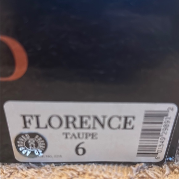 Stylish Women's Sandals with Gem Accents. Size 6. - Picture 4 of 5